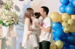 Khoe ảnh gia đình hạnh phúc, Trường Giang nhắn Nhã Phương về nhà... bán cơm