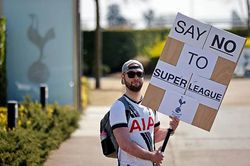 CĐV biểu tình phản đối Super League