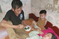 Vợ bị ung thư nuôi chồng bệnh tật và 2 con thơ