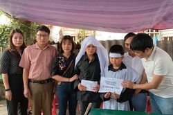 Hà Tĩnh: Quà nhân ái đến với cậu bé nghèo khó học giỏi chăm bố bị ung thư gan