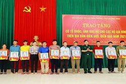Trao tặng cờ Tổ quốc và ảnh Bác Hồ cho 400 hộ gia đình khu vực biên giới, biển đảo