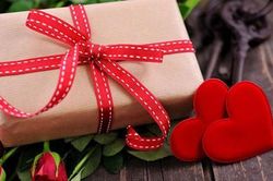 Nén lòng không bóc quà chồng gửi nhân tình, vợ đắng cay chờ để làm điều này