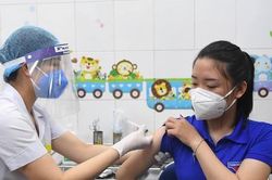 Tiêm vắc-xin phòng COVID-19: Tuyến dưới xử lý được biến chứng