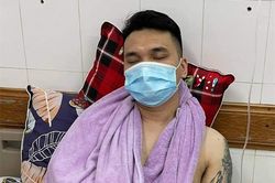 Khắc Việt gãy tay do chơi thể thao, phải hủy loạt show