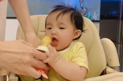 Đông Nhi - Ông Cao Thắng để lộ khoảnh khắc Winnie như muốn 'ăn cả thế giới' siêu đáng yêu