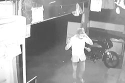 Clip: Tên trộm che mặt bằng túi nylon để 'né' camera