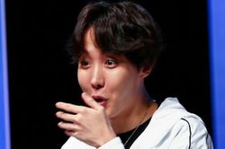 Điều gì khiến J-Hope BTS 'sửng sốt' tại một buổi fansign