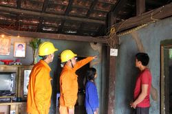 Sửa chữa điện miễn phí cho các hộ nghèo vùng biên giới