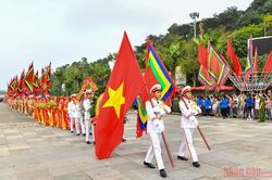 Hàng vạn du khách về dâng hương Vua Hùng