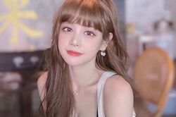 Nữ streamer được fan tặng trăm triệu vì rung lắc cơ thể khi động đất