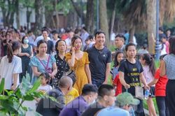 Chen chân lên Hồ Gươm hóng gió ngày nghỉ lễ Giỗ Tổ