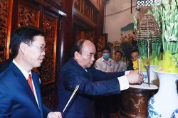 Chủ tịch nước Nguyễn Xuân Phúc dâng hương tưởng nhớ các Vua Hùng