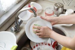 Bỏ ngay những thói quen này khi rửa bát kẻo rước bệnh vào thân