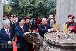 Chủ tịch nước Nguyễn Xuân Phúc dâng hương tưởng niệm các Vua Hùng