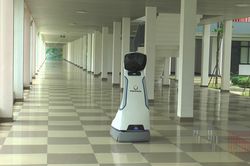 Robot tự hành biết nói ở Hà Nội