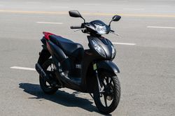 Nữ cao 1,5 m nên chọn Honda Vision hay Yamaha Janus?