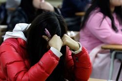 Giới trẻ Hàn chịu áp lực nặng nề từ đại dịch