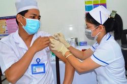 Cần Thơ tiêm vaccine Covid-19 cho nhân viên y tế tuyến đầu chống dịch