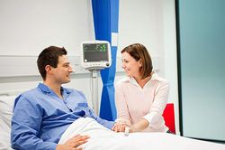 Thăm bệnh nên mua gì ý nghĩa, không mang tiếng 'vô tâm'?