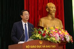 Thứ trưởng Bộ GD&ĐT Phạm Ngọc Thưởng: Giải pháp tổng thể cho giá sách giáo khoa