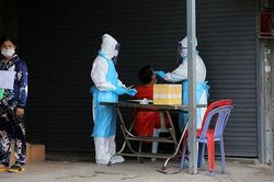 Đưa 28 người Trung Quốc né phong tỏa Covid-19, tướng 2 sao Campuchia bị bắt