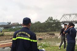 Tìm thấy thi thể nam thanh niên bỏ lại xe máy, điện thoại nhảy cầu tự tử