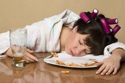 Nằm ngủ ngay sau khi ăn trưa âm thầm hủy hoại sức khỏe