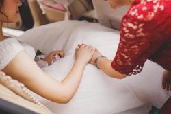 Thiếu nữ bị mẹ 'bán' tới 2 lần, tuyệt vọng tới mức uống thuốc trừ sâu tự tử