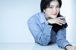 Lý Nhã Kỳ 'hack tuổi' với trang phục trẻ trung, năng động