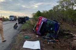 Lật xe khách, hơn 30 người bị thương