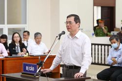 Cựu Bộ trưởng Vũ Huy Hoàng xin được dùng thuốc, có nhân viên y tế hỗ trợ tại tòa