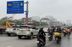 Rào chắn thi công 6 ram kết nối lên, xuống cầu cạn đoạn Mai Dịch - Nam Thăng Long