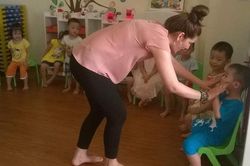 Trẻ làm quen với tiếng Anh từ 3 tuổi trong trường mầm non có phù hợp?
