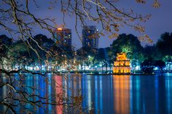 Hà Nội yên tĩnh dưới những ánh đèn khi mặt trời vừa tắt