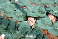 Nữ sinh viên trong màu áo lính: Mồ hôi xen lẫn nụ cười