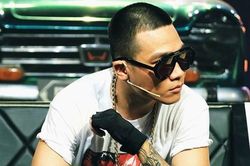 Rapper Wowy trích máu làm mực vẽ tranh để triển lãm