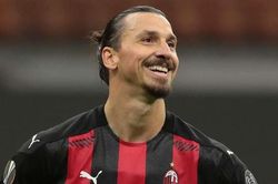 Lão tướng Ibrahimovic chính thức chốt tương lai với AC Milan