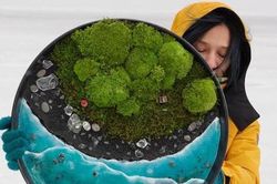 Nữ nghệ sĩ làm tranh tường độc đáo từ cây cỏ thiên nhiên