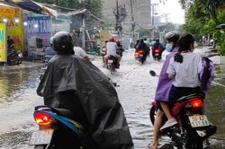 Sau cơn mưa lớn, một số tuyến đường cửa ngõ phía Tây TP HCM lại ngập