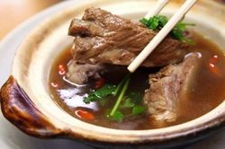 Thưởng thức món 'trà xương heo' nổi tiếng ở Singapore