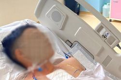Bất cẩn bị dao đâm vào tim khi đùa nghịch với bạn