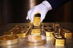 Giá vàng miếng sụt 200.000 đồng/lượng, USD tự do vọt lên 23.750 đồng