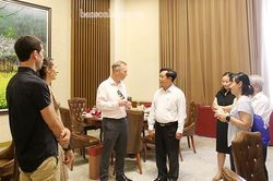 Đại sứ đặc mệnh toàn quyền Liên hiệp Vương Quốc Anh và Bắc Ai - len tại Việt Nam thăm và làm việc ở Mộc Châu