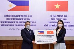 Việt Nam trao tặng 200 tấn gạo hỗ trợ Philippines khắc phục hậu quả bão Rai