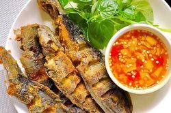 Giòn ngon món cá trê chiên giòn chấm mắm gừng