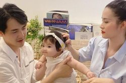Bé Winnie nhà Đông Nhi lại chiếm 'spotlight' của bố mẹ với biểu cảm 'meme' khó đỡ