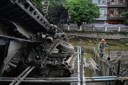 Tu bổ hồ chứa xác 'pháo đài bay' B52
