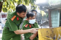Con trai chủ tiệm bị khách cầm đồ đâm chết