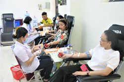 Hơn 500 cán bộ, giáo viên quận Tây Hồ tham gia hiến máu tình nguyện
