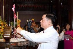 Trưởng ban Tuyên giáo Trung ương dâng hương báo công tại quê Bác